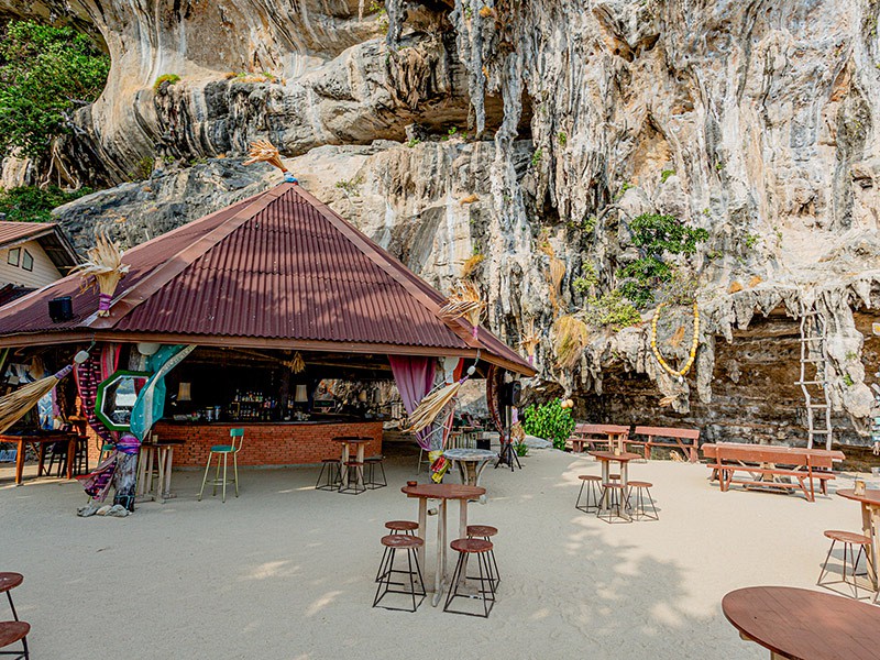 Tonsai Beach Club Bar & Lounge